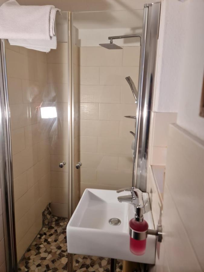 Schoenste Lage Am Rhein, Behagliches Haus Mit Kamin. *